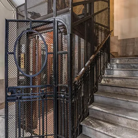 Palazzetto Santa Lucia Неаполь